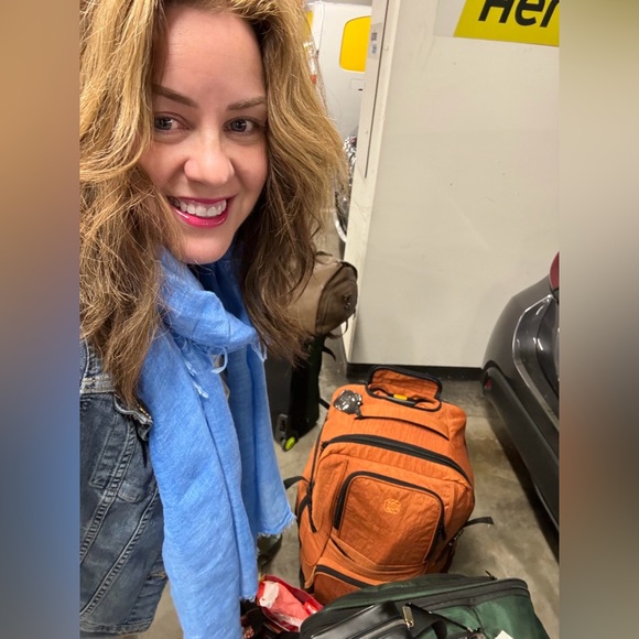 Meet your Posher, Di 😊 - Picture 2 of 3